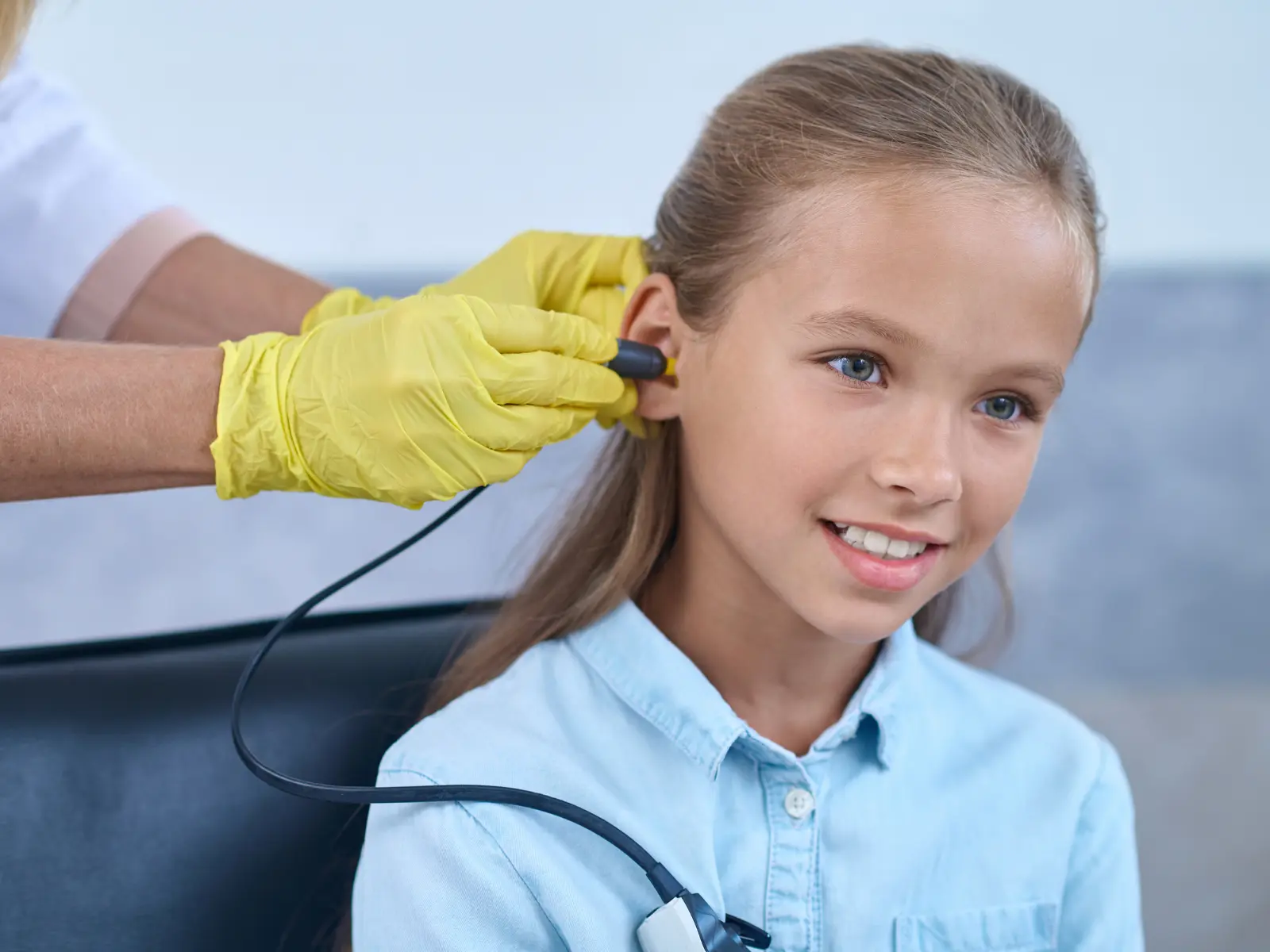 Ilustracja przedstawiająca zakres konsultacji laryngologicznych i audiologicznych